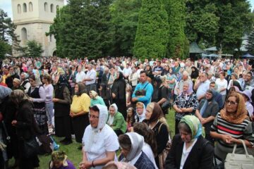 Sute de credincioși din toate colțurile țării au participat aseară în curtea Mănăstirii Sf. Ioan cel Nou de la Suceava, la slujba de priveghere