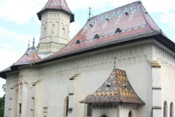 Sute de credincioși din toate colțurile țării au participat aseară în curtea Mănăstirii Sf. Ioan cel Nou de la Suceava, la slujba de priveghere