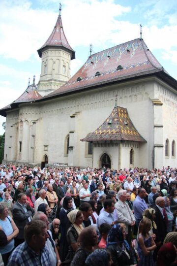 Sute de credincioși din toate colțurile țării au participat aseară în curtea Mănăstirii Sf. Ioan cel Nou de la Suceava, la slujba de priveghere