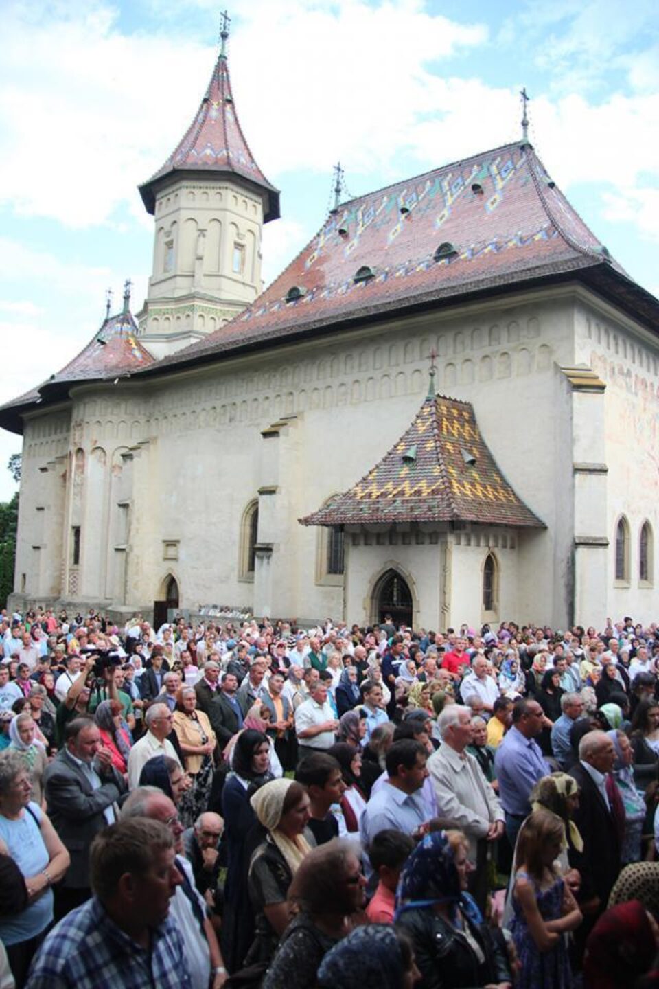 Sute de credincioși din toate colțurile țării au participat aseară în curtea Mănăstirii Sf. Ioan cel Nou de la Suceava, la slujba de priveghere