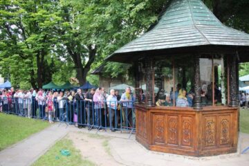 Slujba a fost oficiată de ÎPS Pimen, Arhiepiscopul Sucevei și Rădăuților, împreună cu un sobor de preoți și diaconi