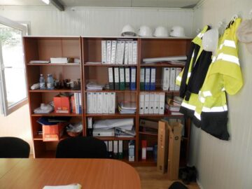Birou de lucru, în cadrul unui șantier dotat cu containere modulare de la SUCT