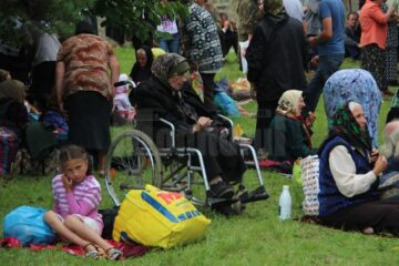Sute de credincioși din toate colțurile țării au participat aseară în curtea Mănăstirii Sf. Ioan cel Nou de la Suceava, la slujba de priveghere
