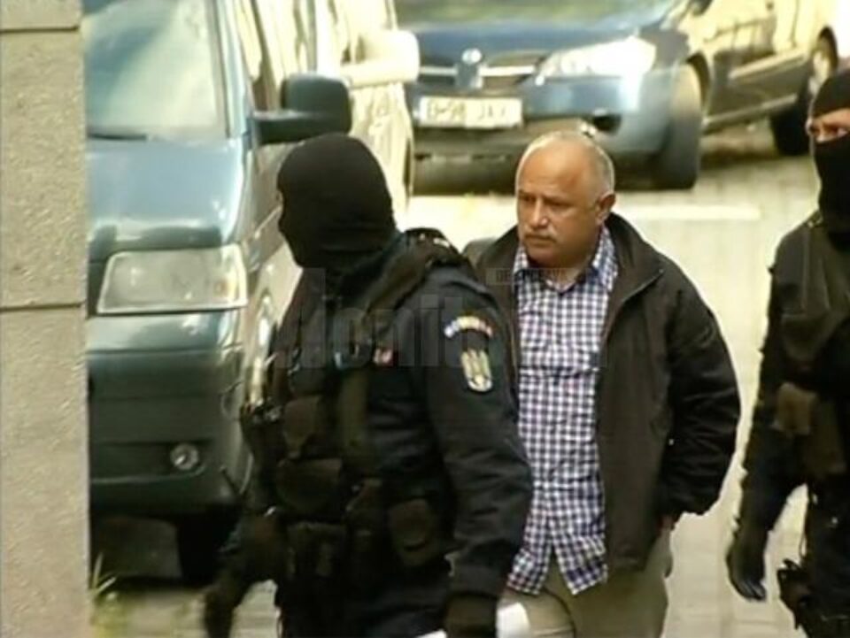 Procurorul-șef Dumitru Dîmbu, în momentul în care a fost adus duminică după-amiază la sediul DNA București Procurorul-șef Dumitru Dîmbu, în momentul în care a fost adus duminică după-amiază la sediul DNA București