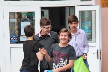 Tinerii au ieșit zâmbitori și încrezători din sălile de examinare