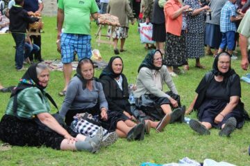 Sute de credincioși din toate colțurile țării au participat aseară în curtea Mănăstirii Sf. Ioan cel Nou de la Suceava, la slujba de priveghere
