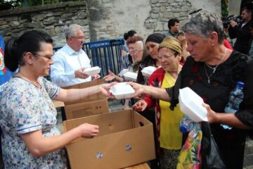 Primarul Ion Lungu și familia sa au oferit 5.000 de sarmale și 5.000 de sticle de apă pelerinilor veniți din toată țara să se roage la moaștele Sfântului Ioan cel Nou
