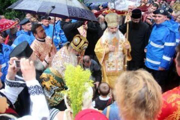 Pelerinajul de Sânziene a adunat circa 10.000 de oameni pe străzile Sucevei