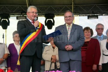 Primarul Ion Lungu i-a înmânat diploma de Cetățean de Onoare al Sucevei antrenorului emerit Constantin Tăpîrjan