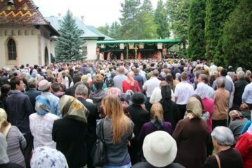 Pelerinajul de Sânziene a adunat circa 10.000 de oameni pe străzile Sucevei