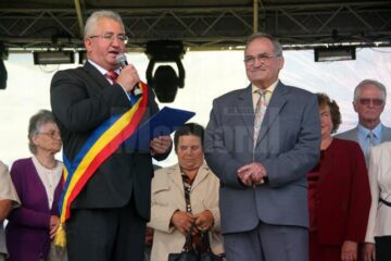 Primarul Ion Lungu i-a înmânat diploma de Cetățean de Onoare al Sucevei antrenorului emerit Constantin Tăpîrjan