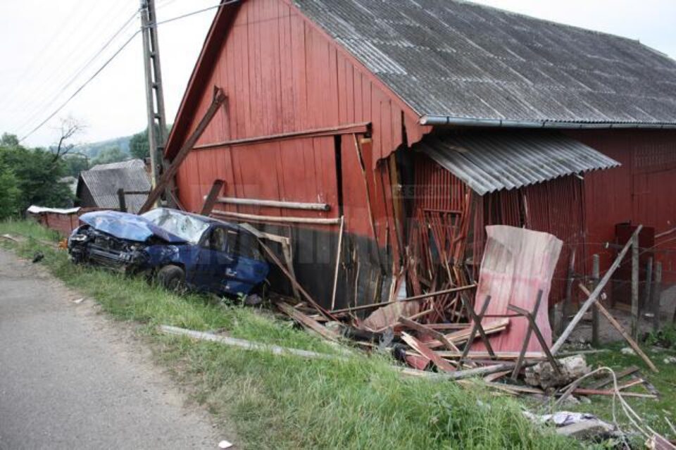 Șoferul de 17 ani a pierdut controlul asupra volanului într-o curbă, impactul fiind deosebit de violent