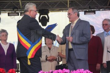 Primarul Ion Lungu i-a înmânat diploma de Cetățean de Onoare al Sucevei antrenorului emerit Constantin Tăpîrjan