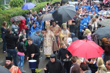Ploaia i-a însoțit pe credincioși pe tot parcursul procesiunii religioase