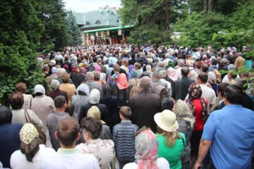 În prima parte a slujbei, credincioșii au fost feriți de ploaie