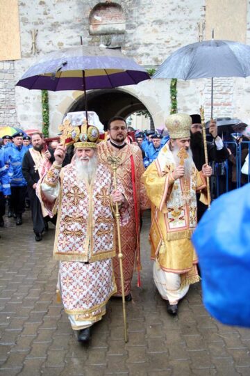 Pelerinajul de Sânziene a adunat circa 10.000 de oameni pe străzile Sucevei