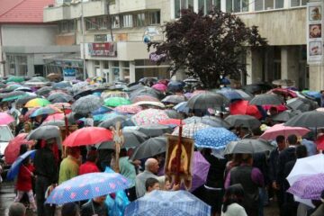 Pelerinajul de Sânziene a adunat circa 10.000 de oameni pe străzile Sucevei