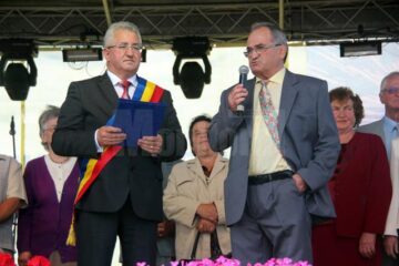 Primarul Ion Lungu i-a înmânat diploma de Cetățean de Onoare al Sucevei antrenorului emerit Constantin Tăpîrjan