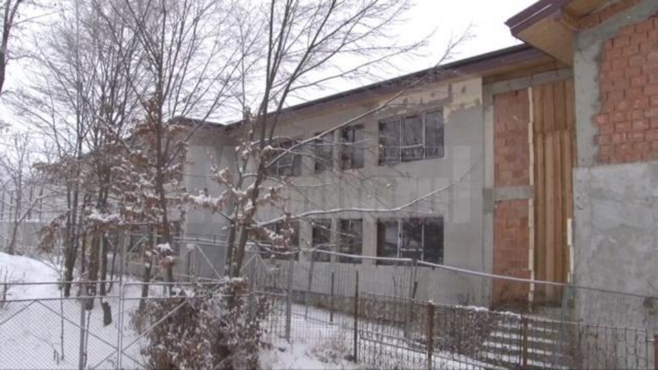 Lucrările de modernizare, reabilitare termică, mansardare și extindere corp grădiniță au început în anul 2008 Lucrările de modernizare, reabilitare termică, mansardare și extindere corp grădiniță au început în anul 2008