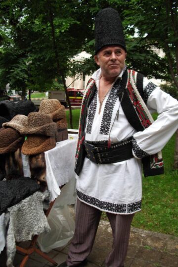 Badea Costică din Joldești : „Tineretul nu știe că fără căciulă pe cap nu e bine!”