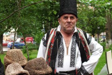 Badea Costică din Joldești : „Tineretul nu știe că fără căciulă pe cap nu e bine!”