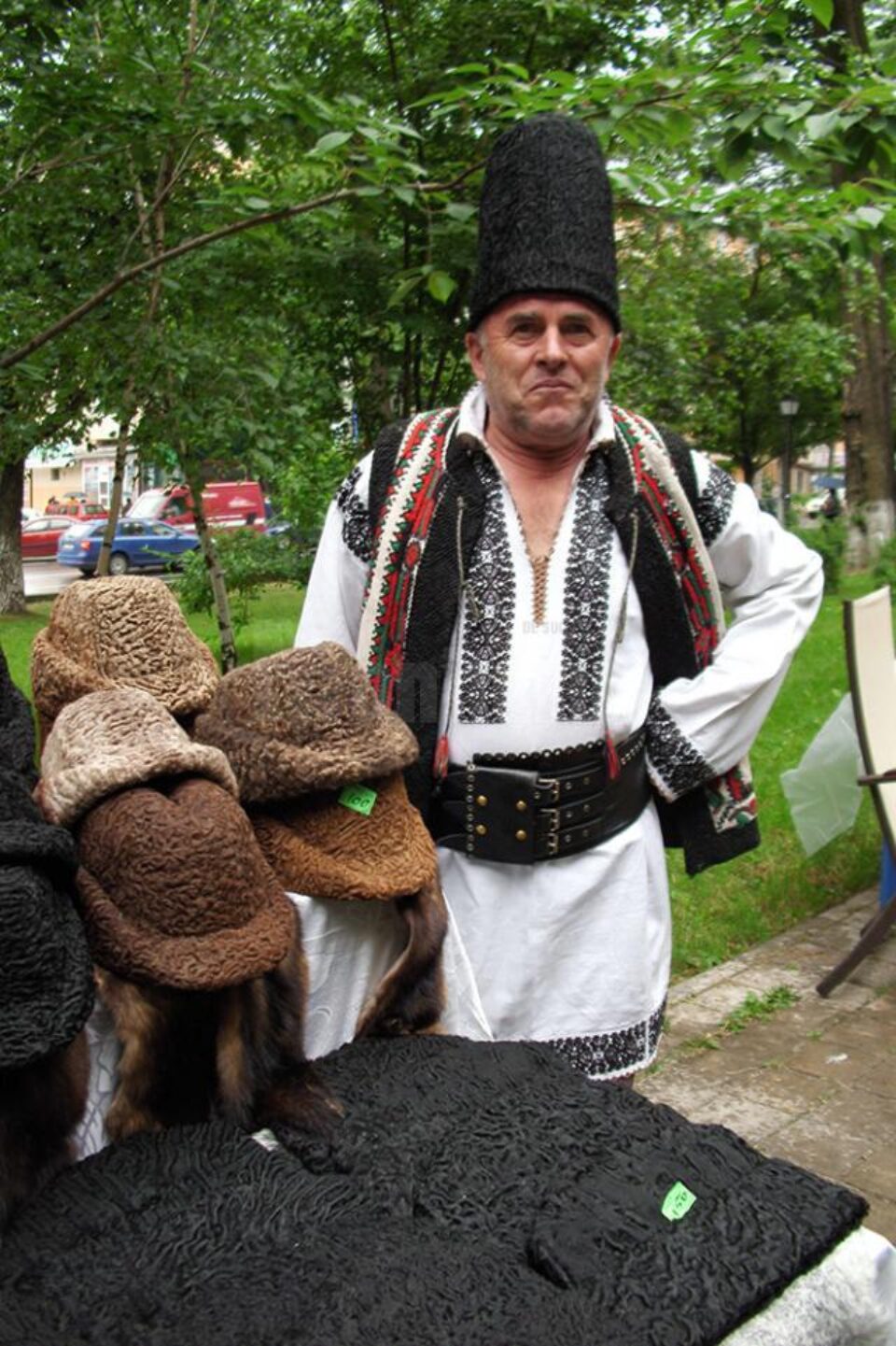 Badea Costică din Joldești : „Tineretul nu știe că fără căciulă pe cap nu e bine!”