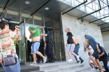 Zeci de indivizi au fost aduși, miercuri, la sediul DIICOT Suceava, fiind acuzați că fac parte dintr-o rețea de dealeri de etnobotanice