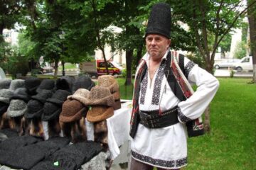 Badea Costică din Joldești : „Tineretul nu știe că fără căciulă pe cap nu e bine!”
