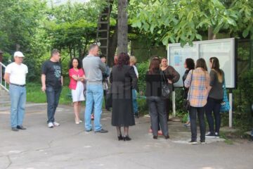 Părinții au așteptat, în fața unităților de învățământ, ieșirea primilor copii