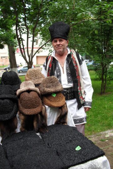 Badea Costică din Joldești : „Tineretul nu știe că fără căciulă pe cap nu e bine!”