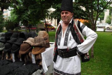 Badea Costică din Joldești : „Tineretul nu știe că fără căciulă pe cap nu e bine!”