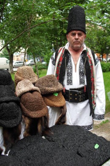 Badea Costică din Joldești : „Tineretul nu știe că fără căciulă pe cap nu e bine!”