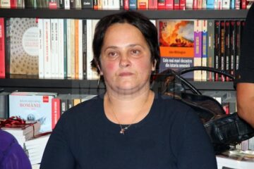 Scriitoarea Luminița Aldea a lansat romanele „Acasă” și „Ce dulci sunt fructele amare”, la Librăria Cărturești