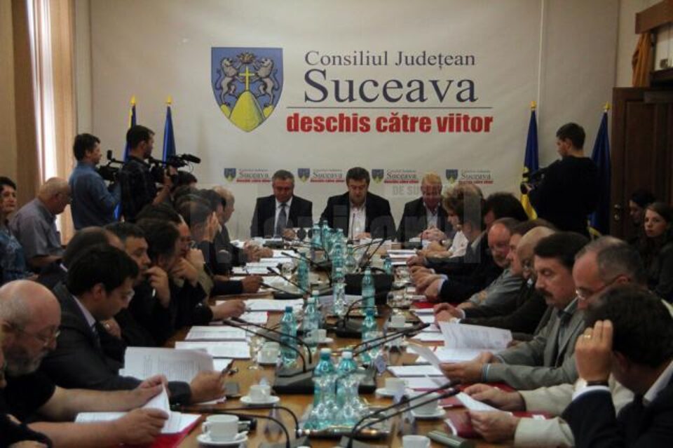 Președintele CJ Suceava, Cătălin Nechifor, le-a mulțumit membrilor deliberativului pentru colaborarea bună pe care a avut-o cu ei în primi doi ani din acest mandat Președintele CJ Suceava, Cătălin Nechifor, le-a mulțumit membrilor deliberativului pentru colaborarea bună pe care a avut-o cu ei în primi doi ani din acest mandat