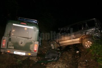 Autospeciala a fost lovită cu spatele de autoturismul de teren abandonat în vârf de rampă