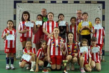 Chiar dacă nu au avut o clasare foarte bună, fetele din echipa de minihandbal a Liceului cu Program Sportiv Suceava i-au mulțumit pe cei doi antrenori cu evoluțiile lor
