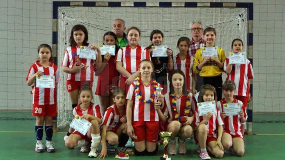 Chiar dacă nu au avut o clasare foarte bună, fetele din echipa de minihandbal a Liceului cu Program Sportiv Suceava i-au mulțumit pe cei doi antrenori cu evoluțiile lor Chiar dacă nu au avut o clasare foarte bună, fetele din echipa de minihandbal a Liceului cu Program Sportiv Suceava i-au mulțumit pe cei doi antrenori cu evoluțiile lor
