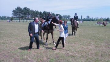 Concursul hipic de sărituri peste obstacole „Cupa Bucovinei – Romsilva” a umplut tribuna hipodromului rădăuțean