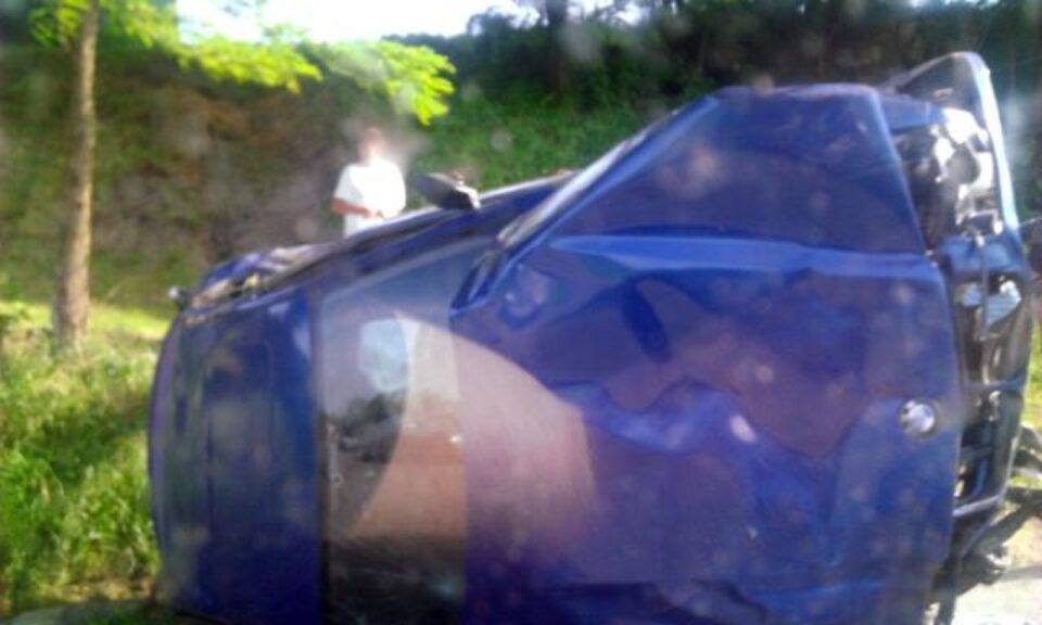 Mașina s-a răsturnat, unul dintre pasageri suferind răni grave. Foto: ziaruldepenet