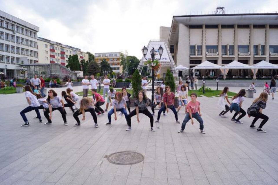 Trupa de dans Bucovina Dance Studio a reușit fără efort să atragă interesul adolescenților prezenți pe esplanadă