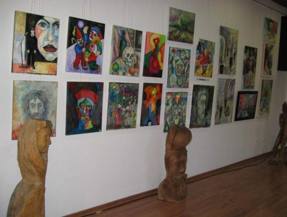 Expoziția de pictură, grafică, sculptură și artă decorativă „11 + 1 Elegii” poate fi vizitată până la finele săptămânii