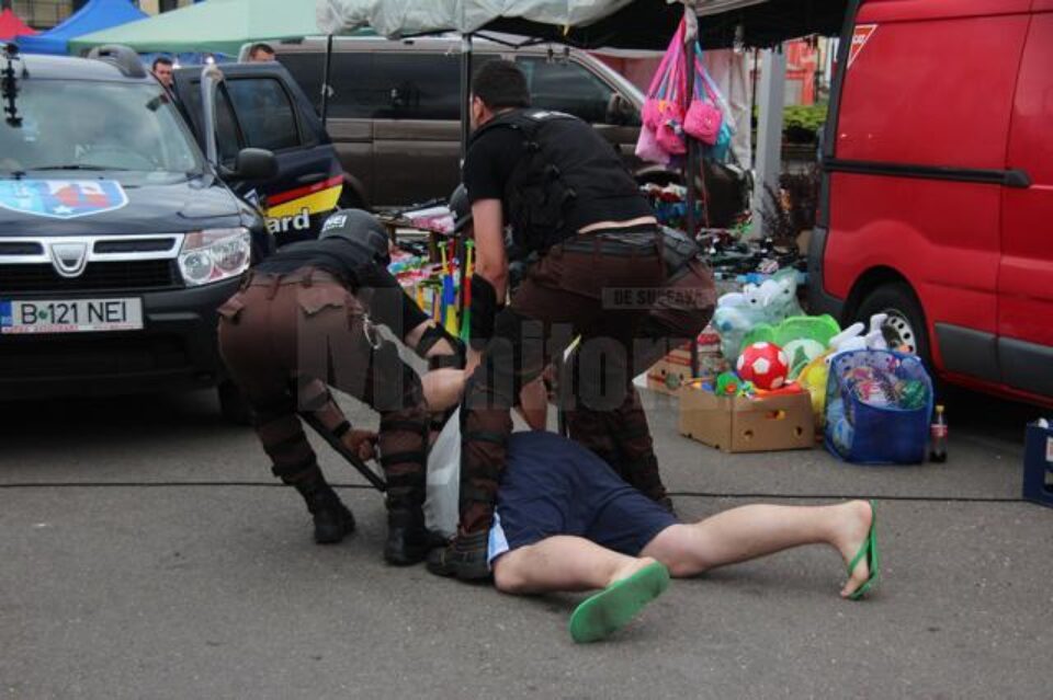 Sceneta anticontrabandă jucată în parcarea Iulius Mall
