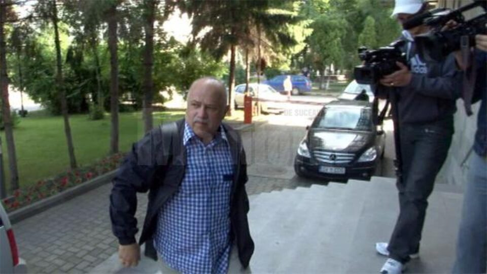Procurorul Dumitru Dîmbu se afla în concediu și fusese plecat în Turcia, iar în Suceava revenise abia sâmbătă după-amiază