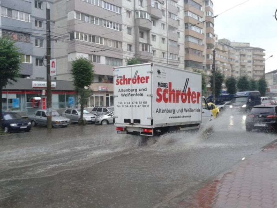 Străzi inundate de ploaia torențială din Suceava
