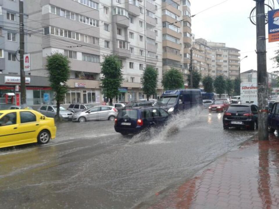 Străzi inundate de ploaia torențială din Suceava