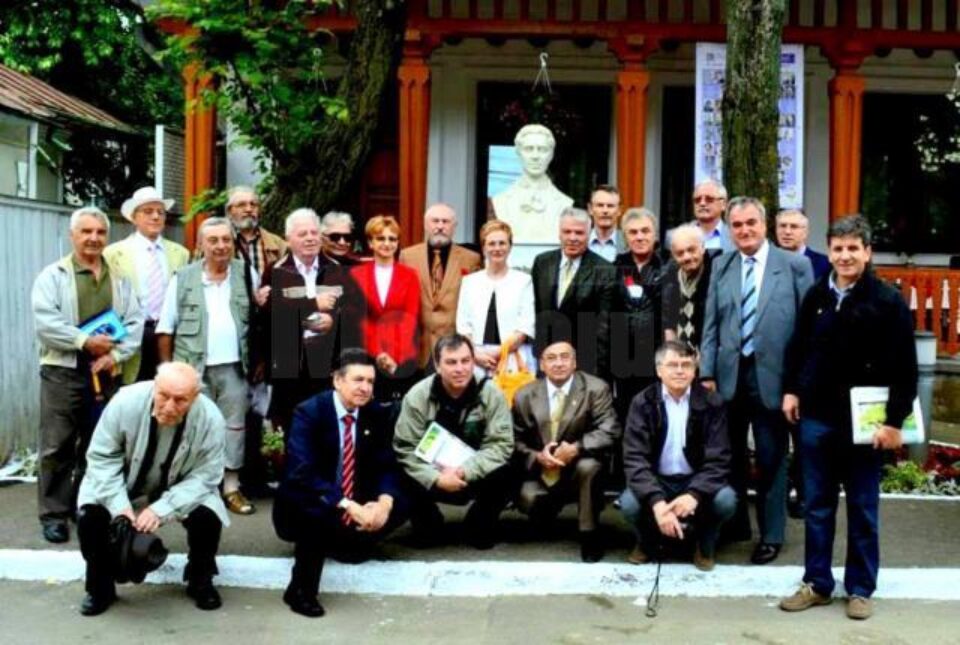 Bustul lui Păstorel, amplasat în fața renumitului han ieșean Bolta Rece