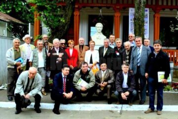 Bustul lui Păstorel, amplasat în fața renumitului han ieșean Bolta Rece