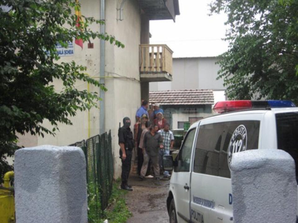 De ani de zile, unii romi din comuna Șcheia au probleme cu legea