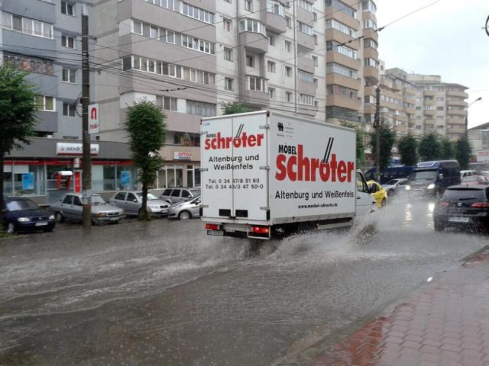 Străzile Sucevei au fost inundate ieri după câteva reprize de ploaie torențială. Foto: Dan HRECENIUC