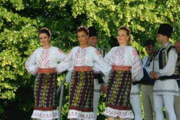 Comuna Cacica a îmbrăcat duminică straie de sărbătoare